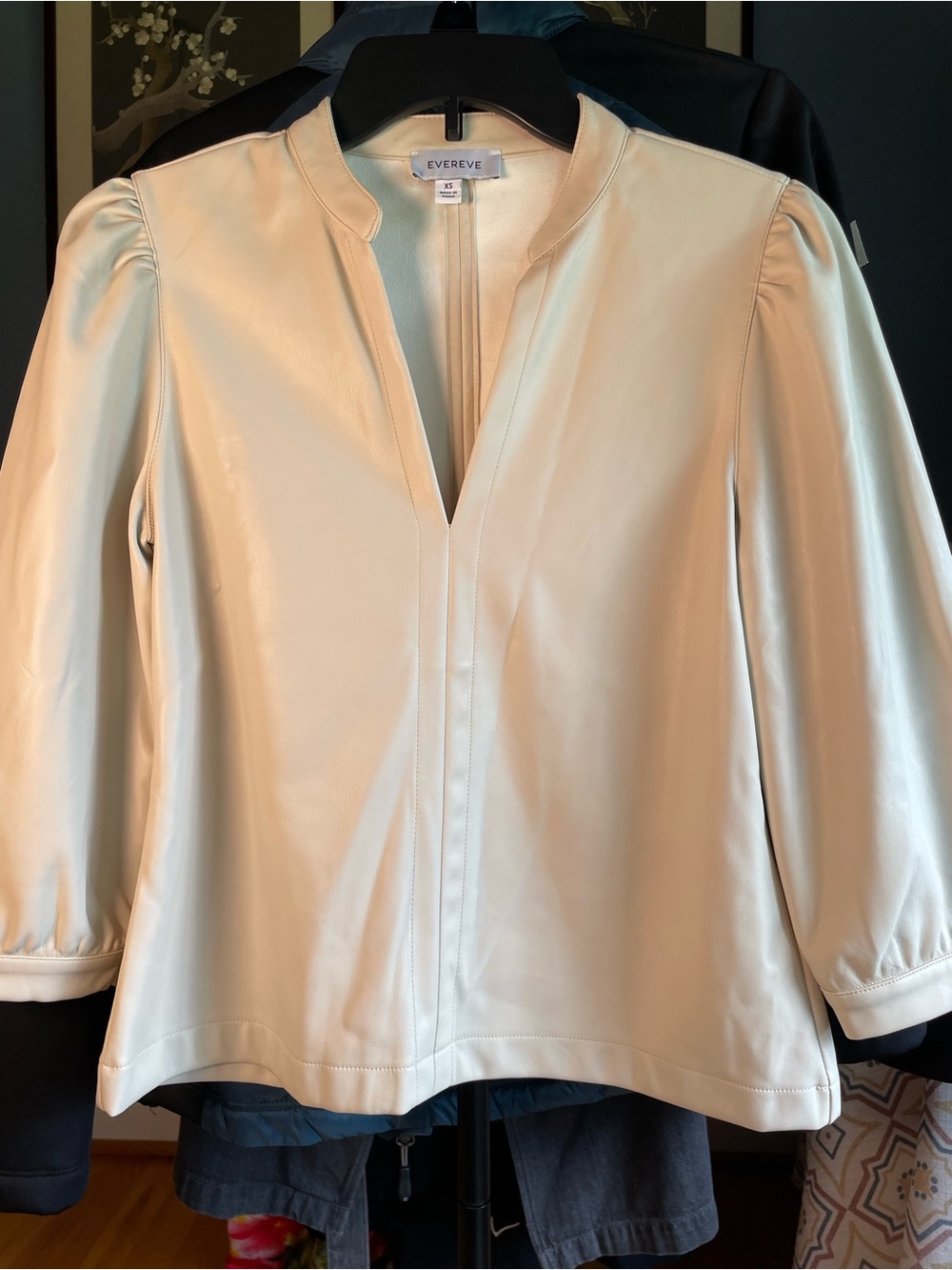 Evereve Cream Faux Leather V-Neck Puff Sleeve Top Size XS